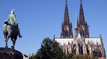 Kölner Dom mit Statue. Blick von Osten.
