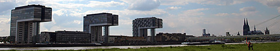 Der Kölner Rheinauhafen mit Kranhäusern sowie Kölner Dom im Hintergrund